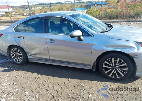 2018 Subaru Legacy 2.5I Premium z USA, uszkodzony, nr VIN 4S3BNAF60J3013939